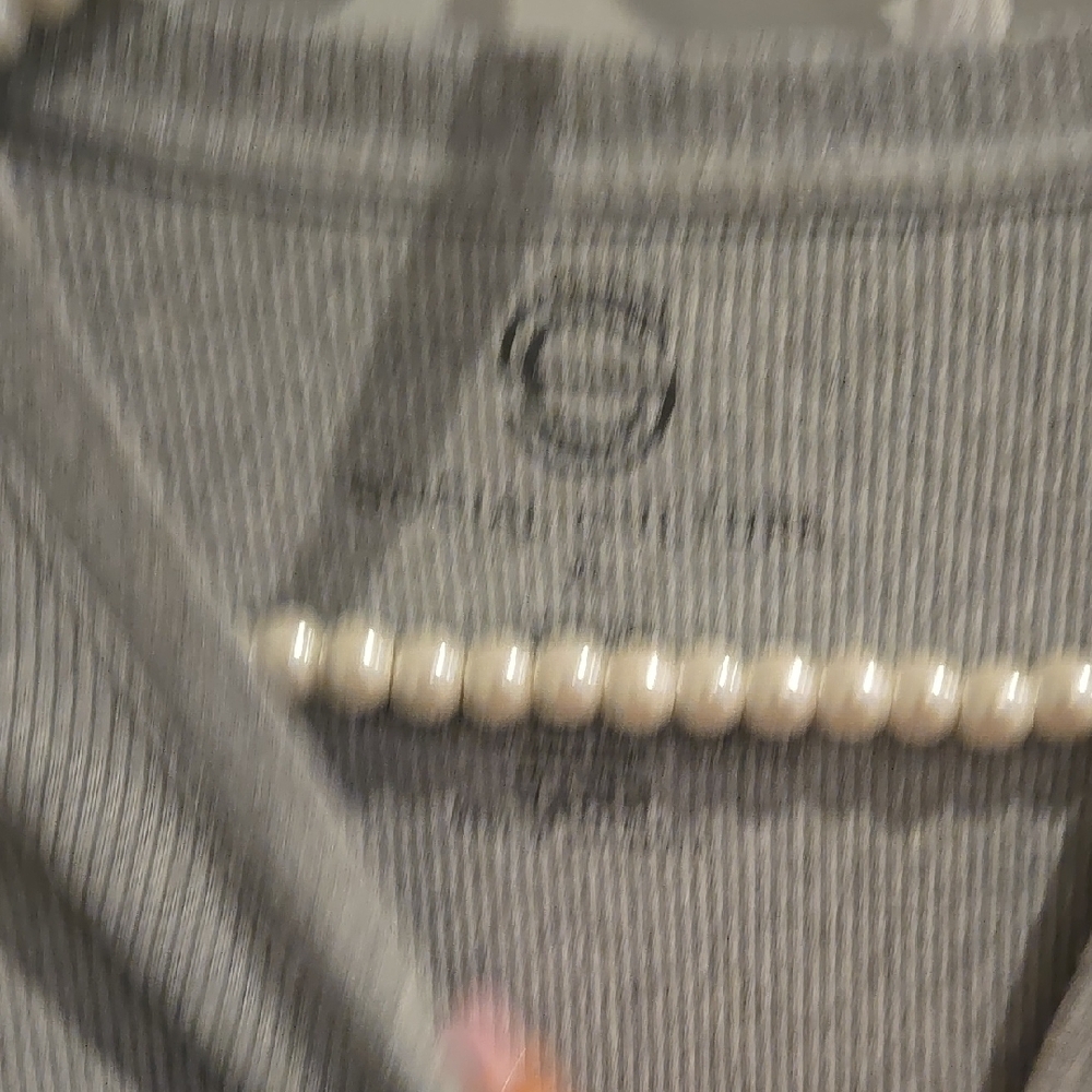 Gray Cropped Top with Green Graphic - Picture 3 of 5